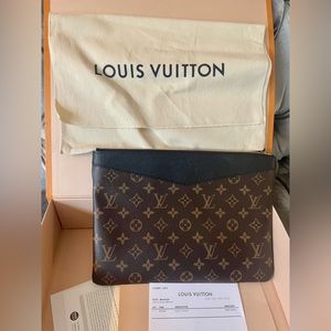 Louis Vuitton Daily Pouch… like new!!!